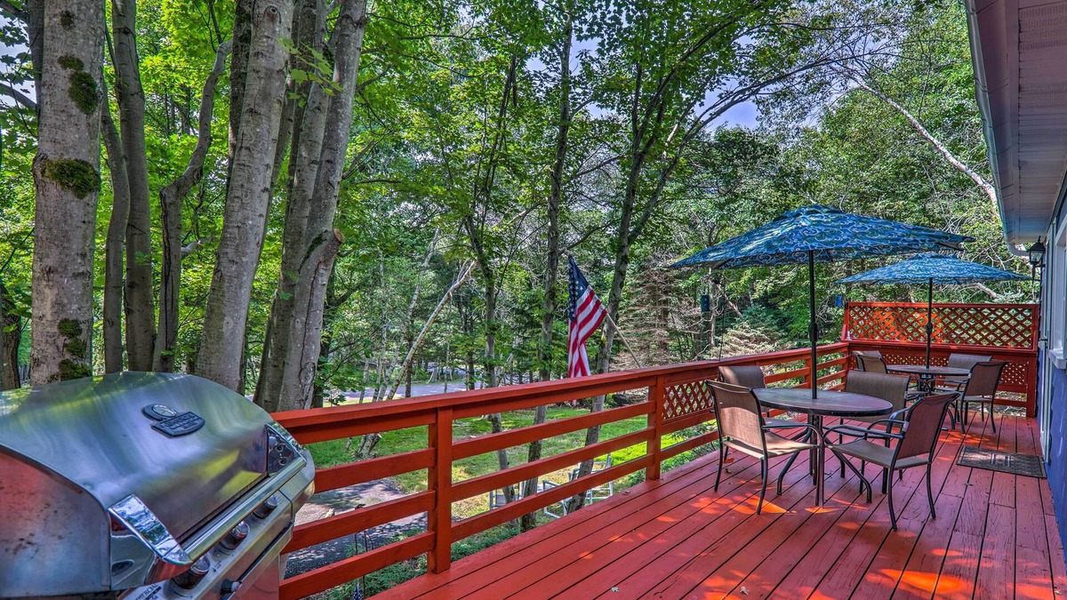 Briar Crest Woods Cottage | Fire Pit & Community Perks: Blakeslee Cottage!