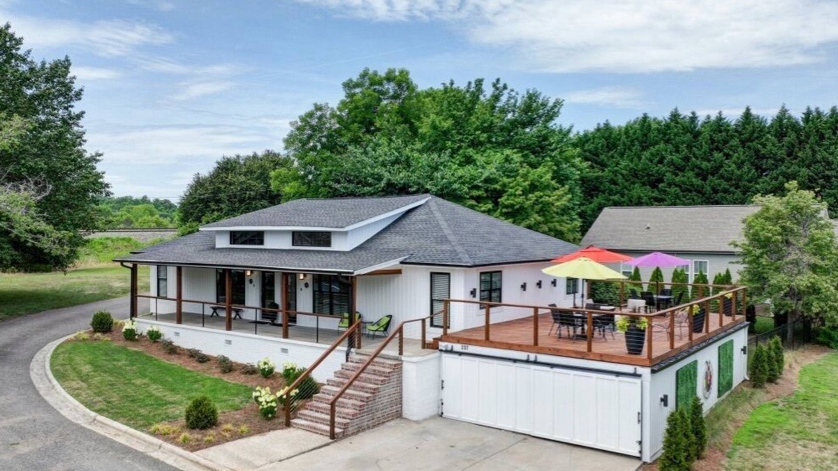 Cramerton House | fire pit+corn hole+bikes+kayaks+gym+golf pass | Art inspired retreat