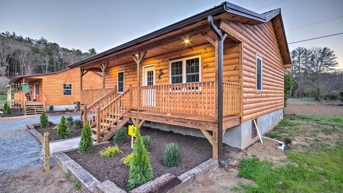 Cherokee Cabin | Fire Pit: Cozy Bryson City Cabin on Tuck River