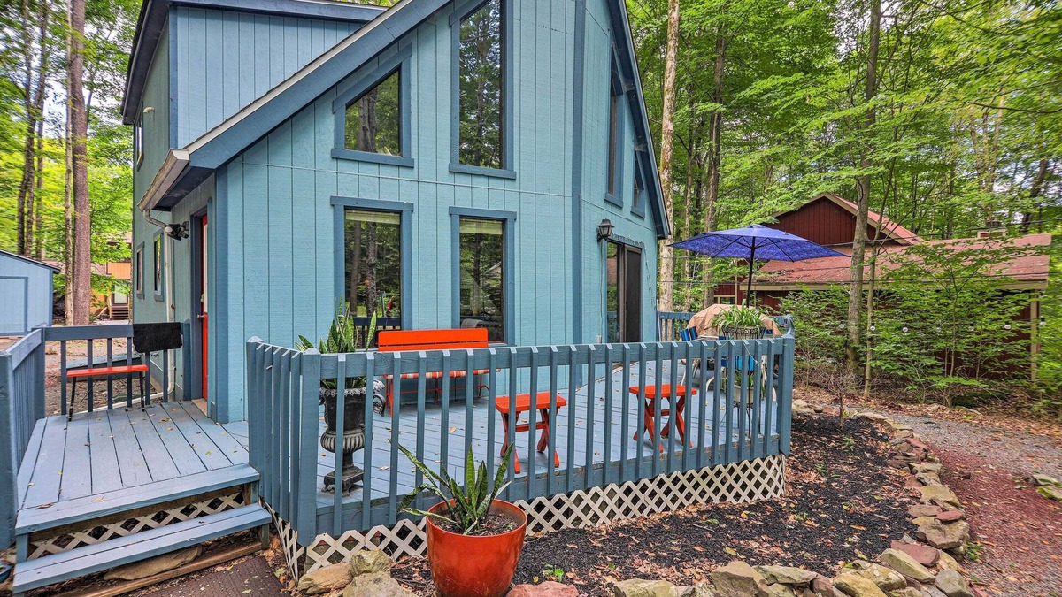 Pocono Lake Cabin | Fire Pit & Deck: Colorful Cabin in Pocono Lake!