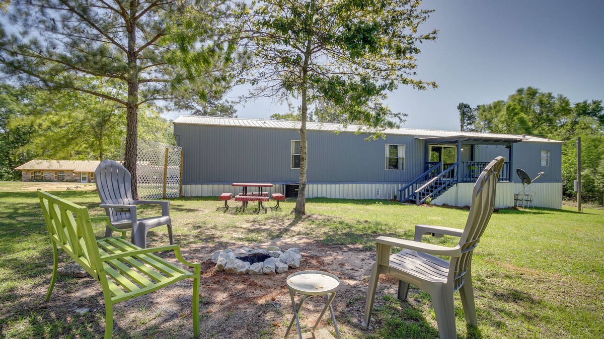 Newhebron House | Fire Pit + Deck: Peaceful Silver Creek Retreat
