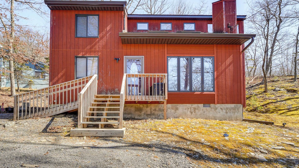 Bushkill Cabin | Fire Pit & Gas Grill: Charming Poconos Abode!