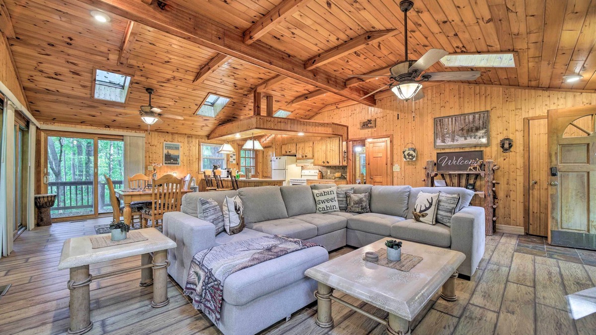 Lake Toxaway Cabin | Fire Pit & Grill: Cozy Cabin in Lake Toxaway!