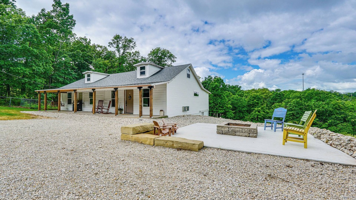 Lake Ozark Cabin | Fire Pit & Grill: Pet-Friendly Lake Ozark Cabin!