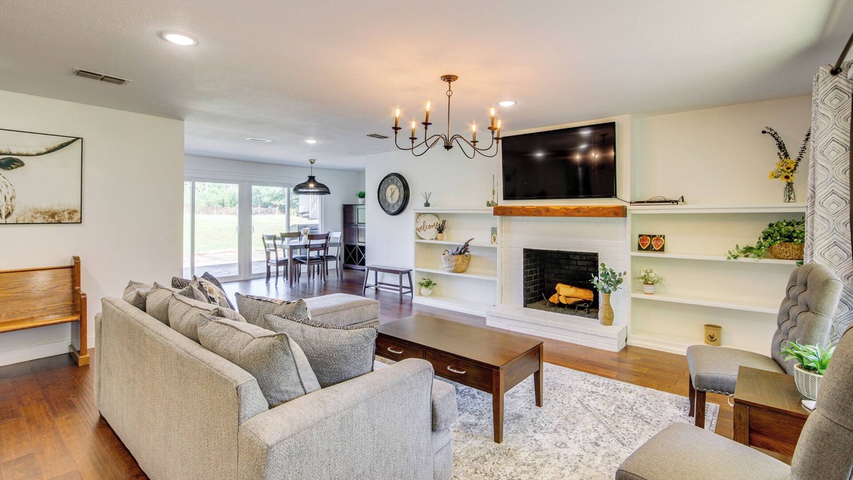 Tyler House | Fire Pit & Grill: Tyler Home on 5 Acres!