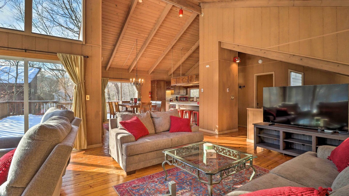 East Stroudsburg Cottage | Fire Pit & Grill: Lakefront Poconos Cottage!