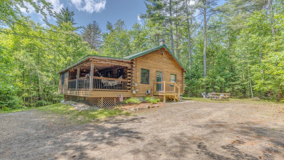Thornton Cabin | Fire Pit + Gym + Arcade + Private Log Cabin + EV Charger