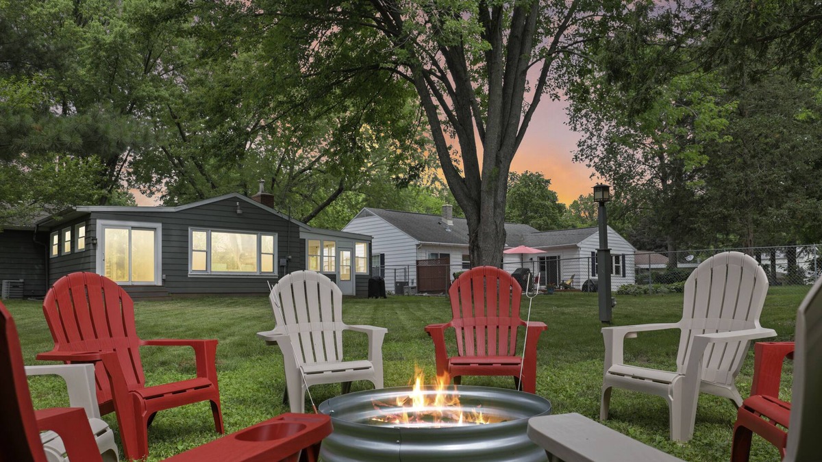 Monona House | FIRE PIT🔥 PORCH💡GAMES 😎 GREAT LOCATION 🏡 SAFE❗️