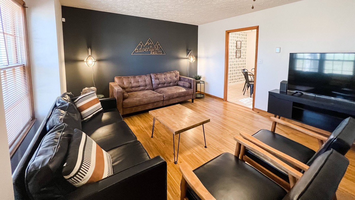 Bluewell House | Fire Pit 🔹Private Bedrooms 🔹5 miles to Trail 🔹Garage