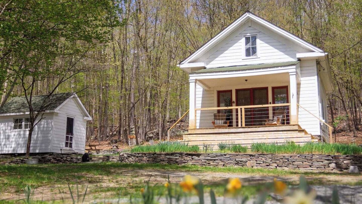 Rowland Cottage | Fire Pit, Private & Stylish | Birdsong Schoolhouse