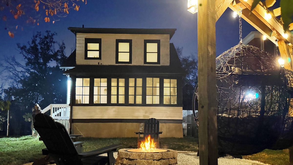 Silverton House | Fire Pit, Sunroom, Hanging Chair, 10mi to city