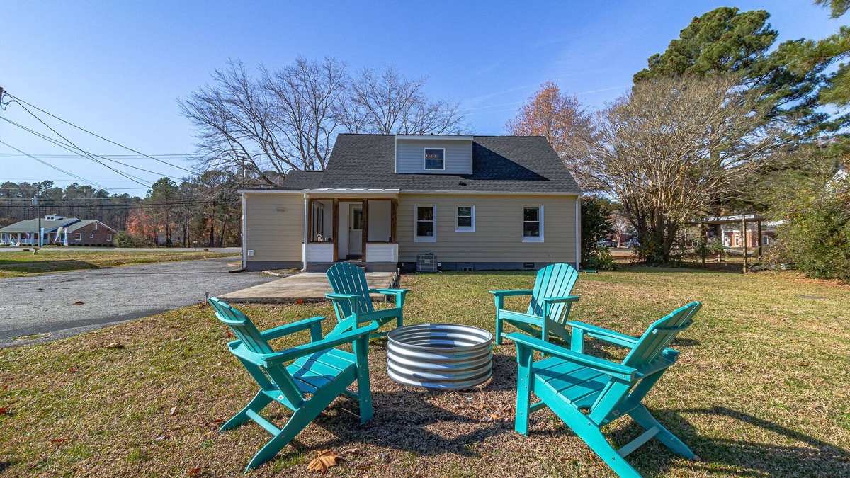 Mathews House | Fire Pit🔥 Walk to Town. 1st floor King Bed & Walk in Shower! Monthly Discounts!