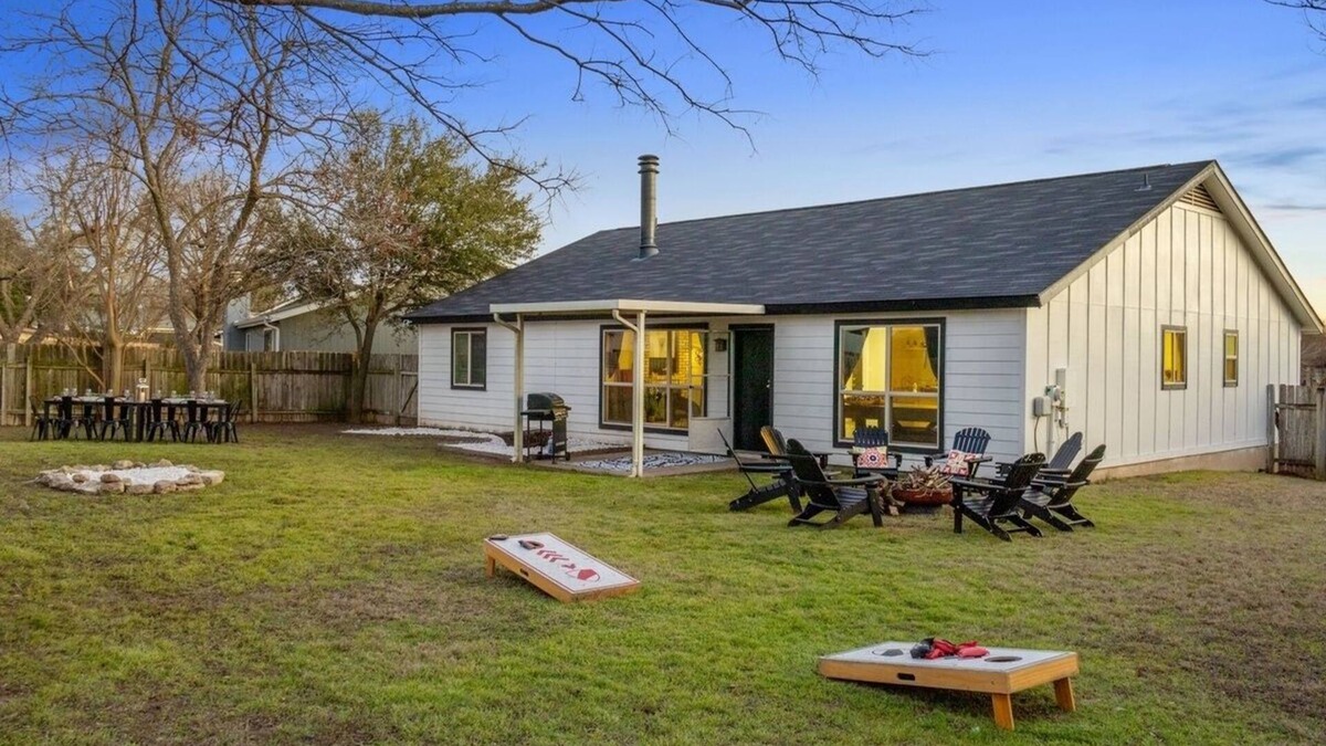 Quail Hollow House | Fire Pit Yard Games + Grill | Stylish 3BR Near Q2