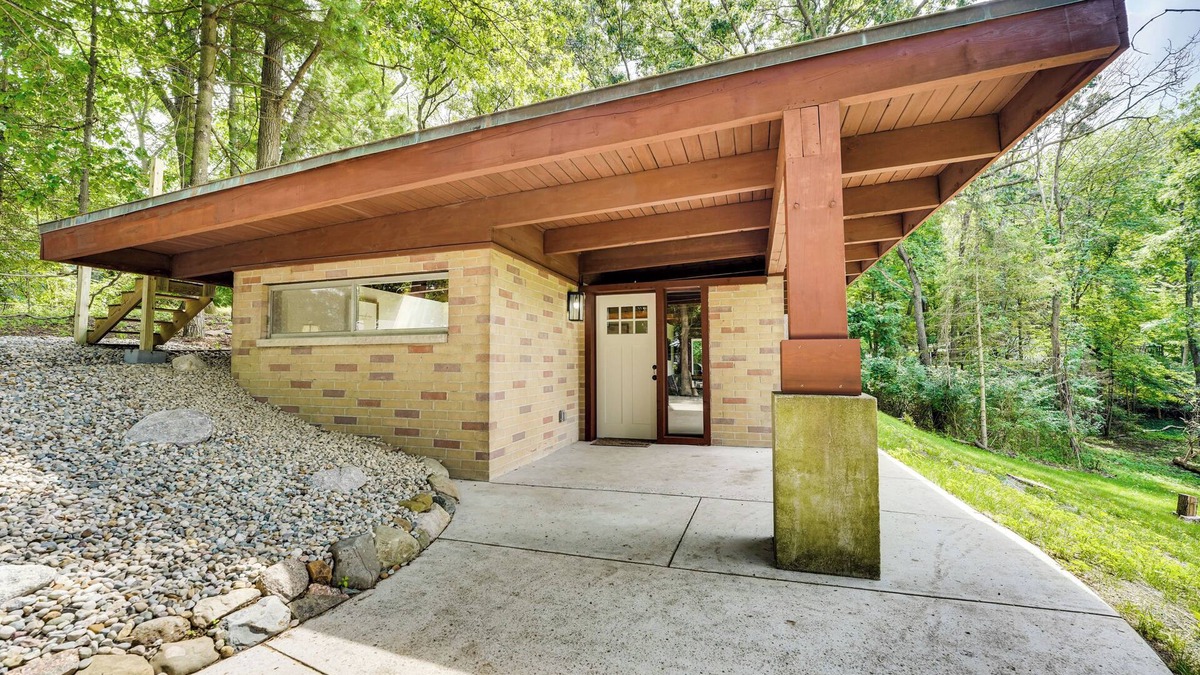 Vandercook Lake House | Fire Pits & Grill: Lakefront Jackson Home