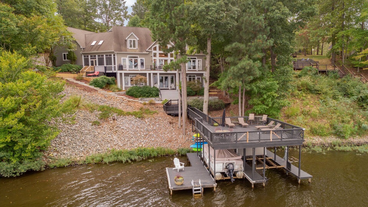 Wise House | Firefly Bay - Amazing Views, Hot Tub, Main Lake, Pet Friendly