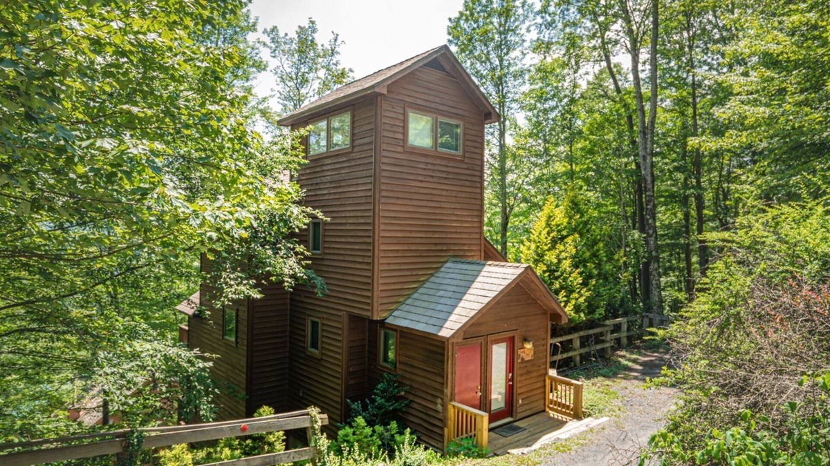 Davis House | Firefly Chalet - 119 Hikers Challenge RoadnnFirefly Chalet - Hot Tub, Dog Friendly, Wood Burning Fireplace