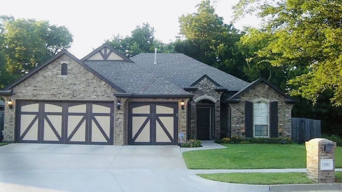 Yukon House | Firefly Flair, relaxing home on a quiet greenbelt full of nice amenities.