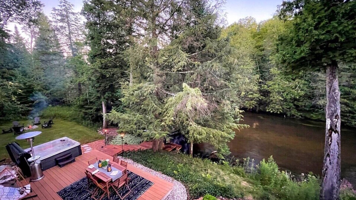 Mayfield House | Firefly Lodge on the Boardman River!