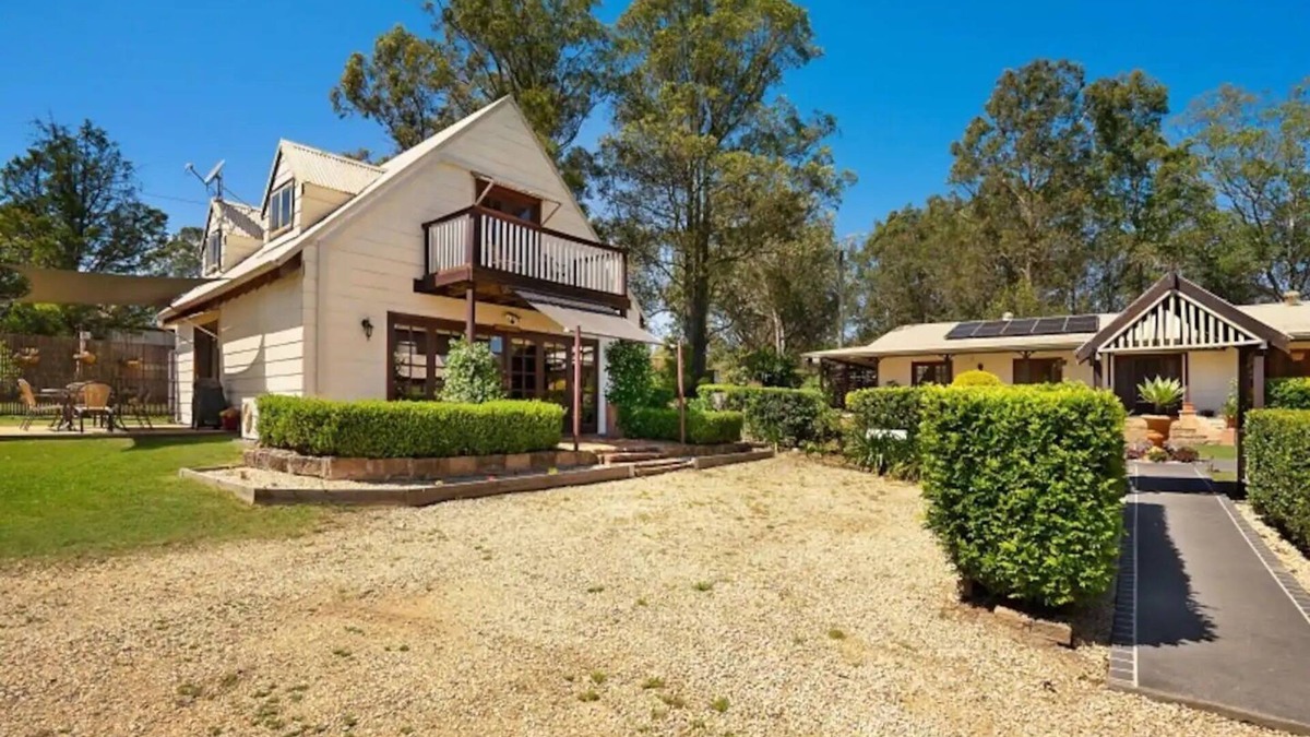 Firefly House | Firefly Resort: House & Cottage on 10 acres. BBQ deck, pool, tennis court, lawns