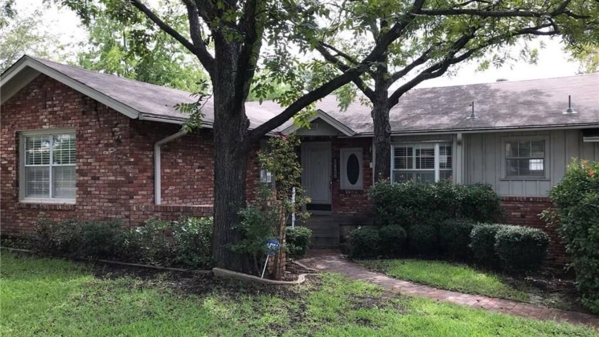 Fort Worth House | Firepit, BBQ, Deck, Near TCU,Pack & Play, WiFi, Outdoor Dining, sleeps 6