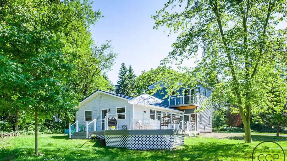 Montague Cottage | Firepit, Deck & Views | Stairs to Lake Michigan