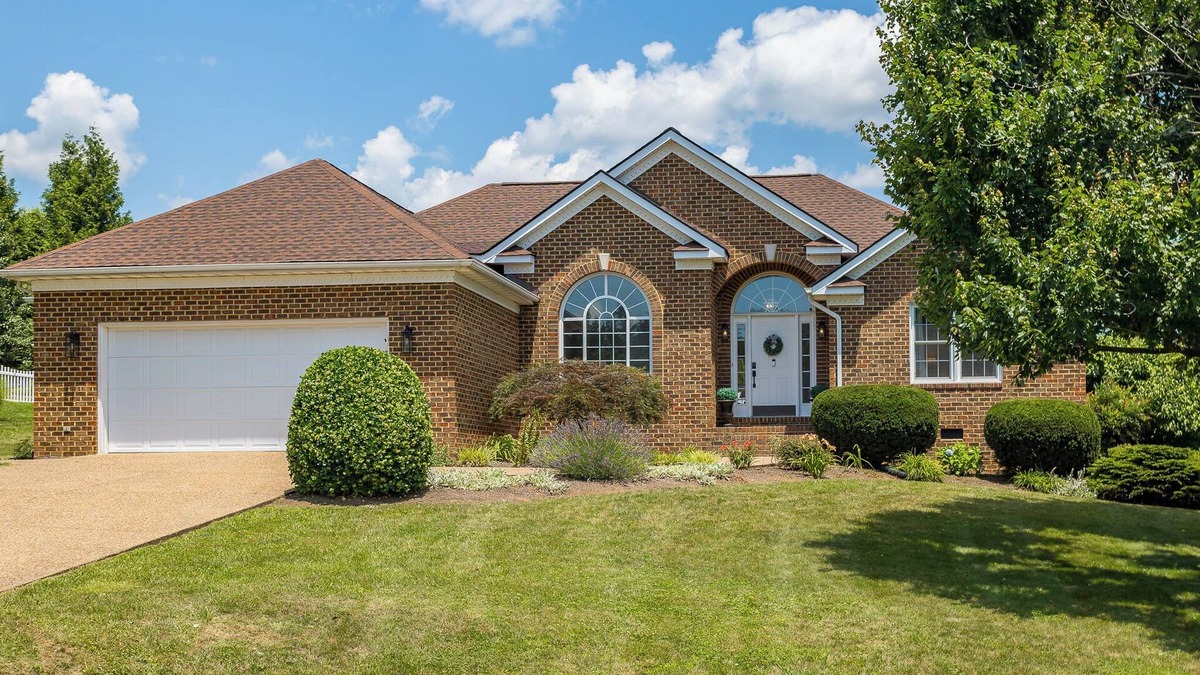 Keezletown House | Firepit, fireplace, jetted tub + more! Close to JMU, Massanutten + Shenandoah!