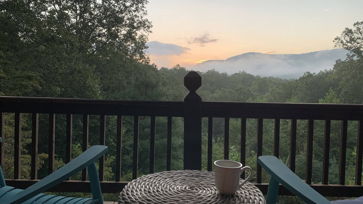 Mineral Bluff Cabin | Firepit, Hot Tub, Pinball, Air Hockey & More Games, 3 King Beds & Paved Roads