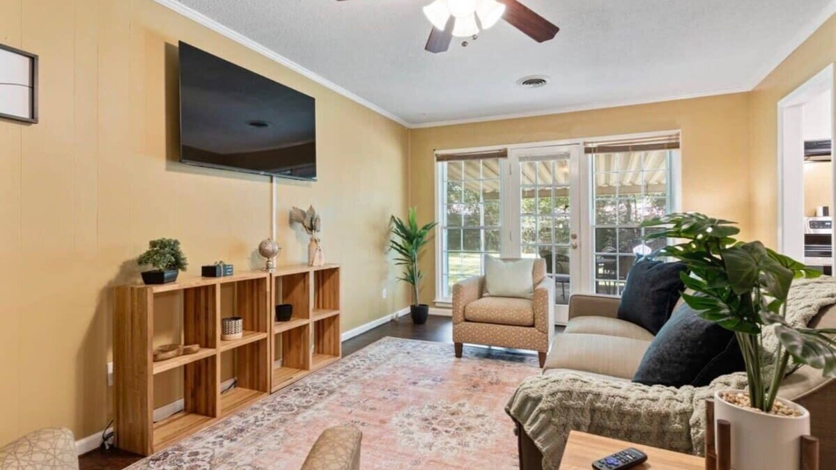 Gunter Afs House | Firepit & Patio- Mins to Dining- The Vaughnique