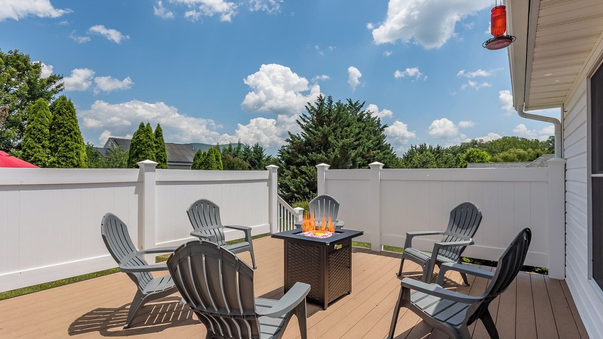 Keezletown House | Firepit, ping pong, jetted tub, and more! Minutes to JMU, Massanutten + SNP!