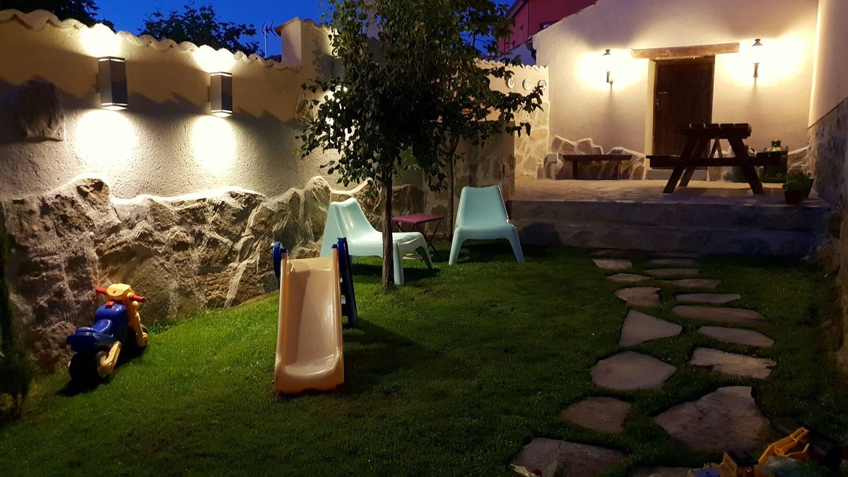 Revenga House | Fireplace, garden, bbc, wifi 1 h from Madrid Entre Acebedas Accommodations