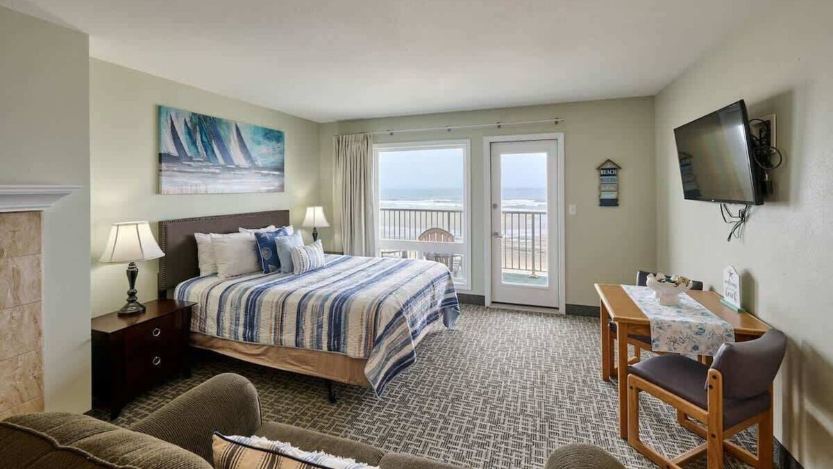 Logsden Condo | Fireplace Studio - Ground Level - Beach Access - Pool & Hot Tub!