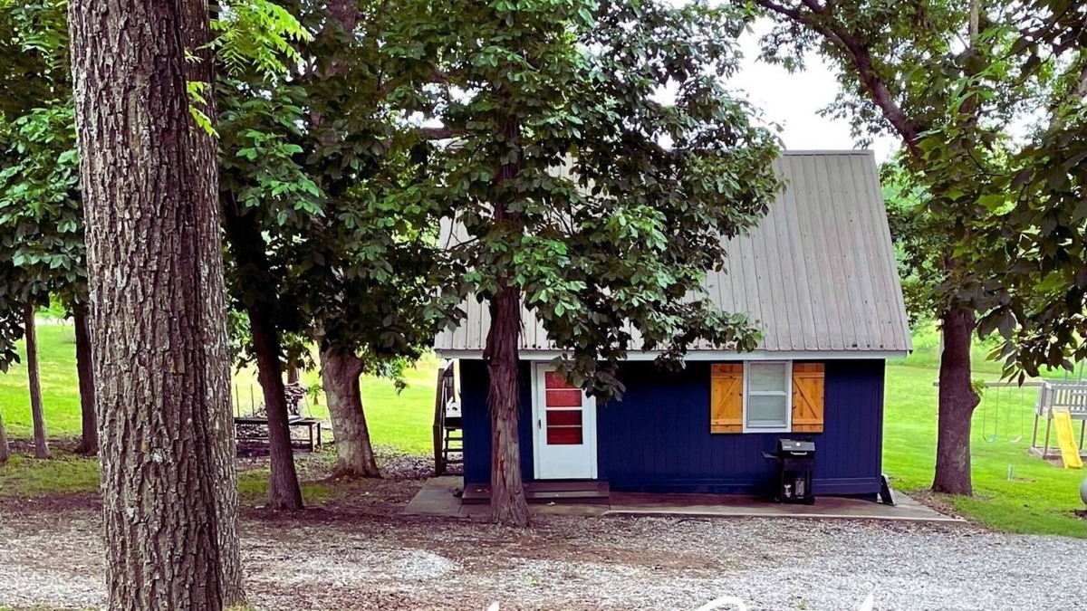 Deepwater House | Fireside Cabin – a cozy retreat at Truman Lake – relax and unwind! Pet friendly!
