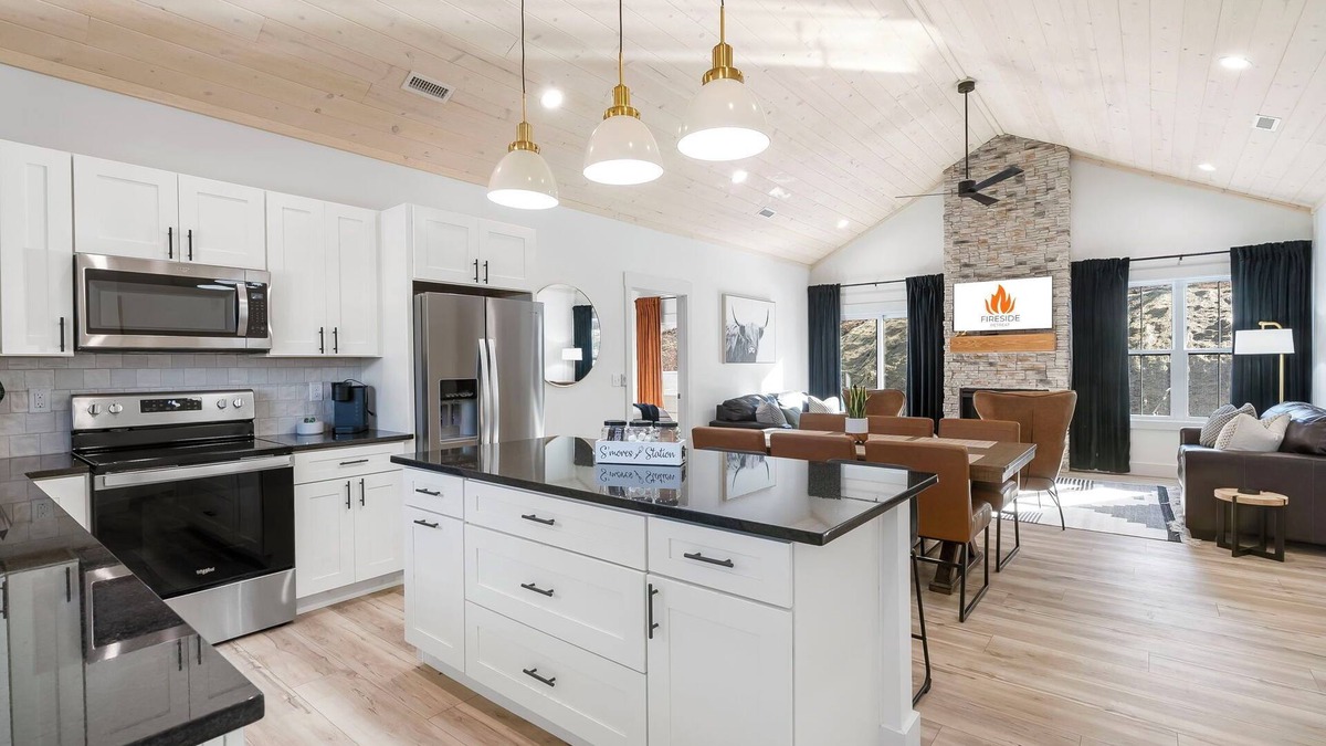Branson Cabin | Fireside Retreat 🌲 Fire Pit 🔥 Hot Tub 💦 Lake Taneycomo Access