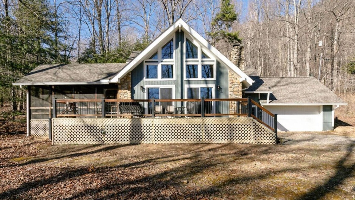 Old Fort House | Fireside Retreat - Hot Tub, WiFi