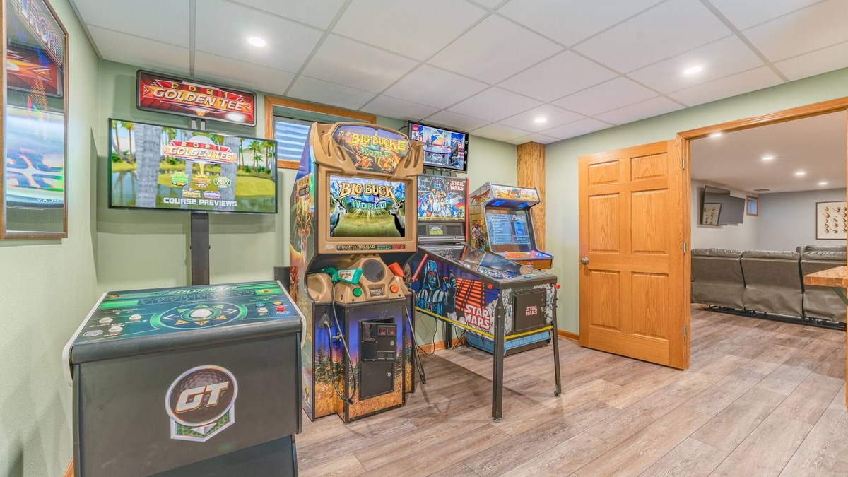 Wisconsin Dells House | First Class Arcade/NEWELY REMODELED/FIREPIT