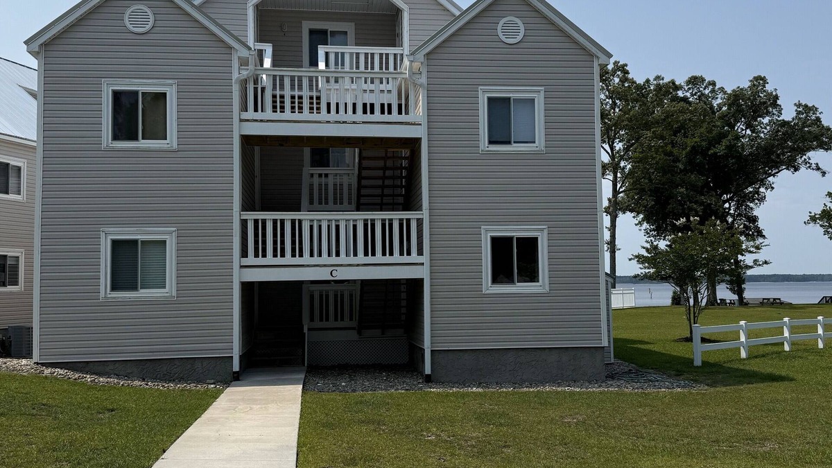 Minnesott Beach Condo | First floor 2-bedroom condo in Minnesott Beach, NC. Pool and Neuse River
