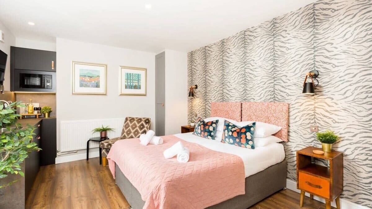 Warrington Apartment | First floor compact studio with kitchenette