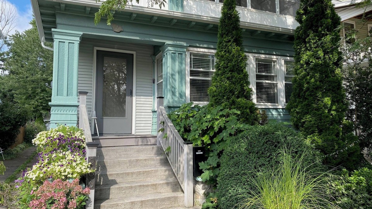 North Buffalo Apartment | FIRST FLOOR FLAT FOR BUSINESS OR PLEASURE