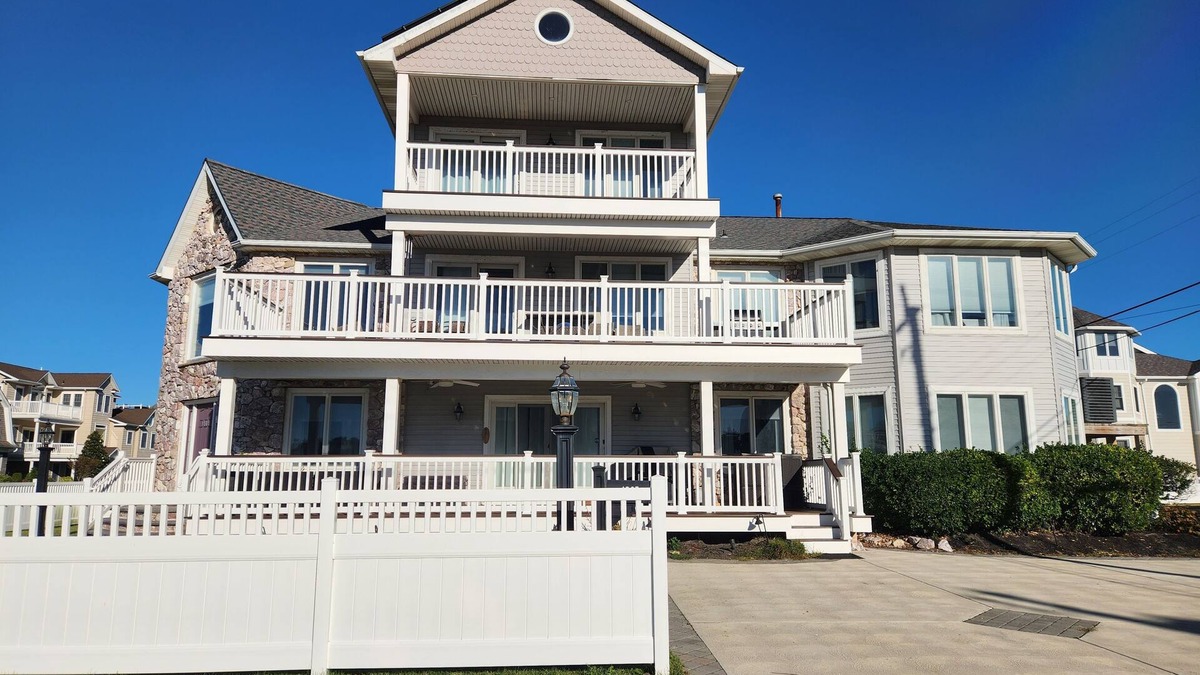A-Zone Hotel | First floor of Brigantine shore home-10 min to Atlantic City!