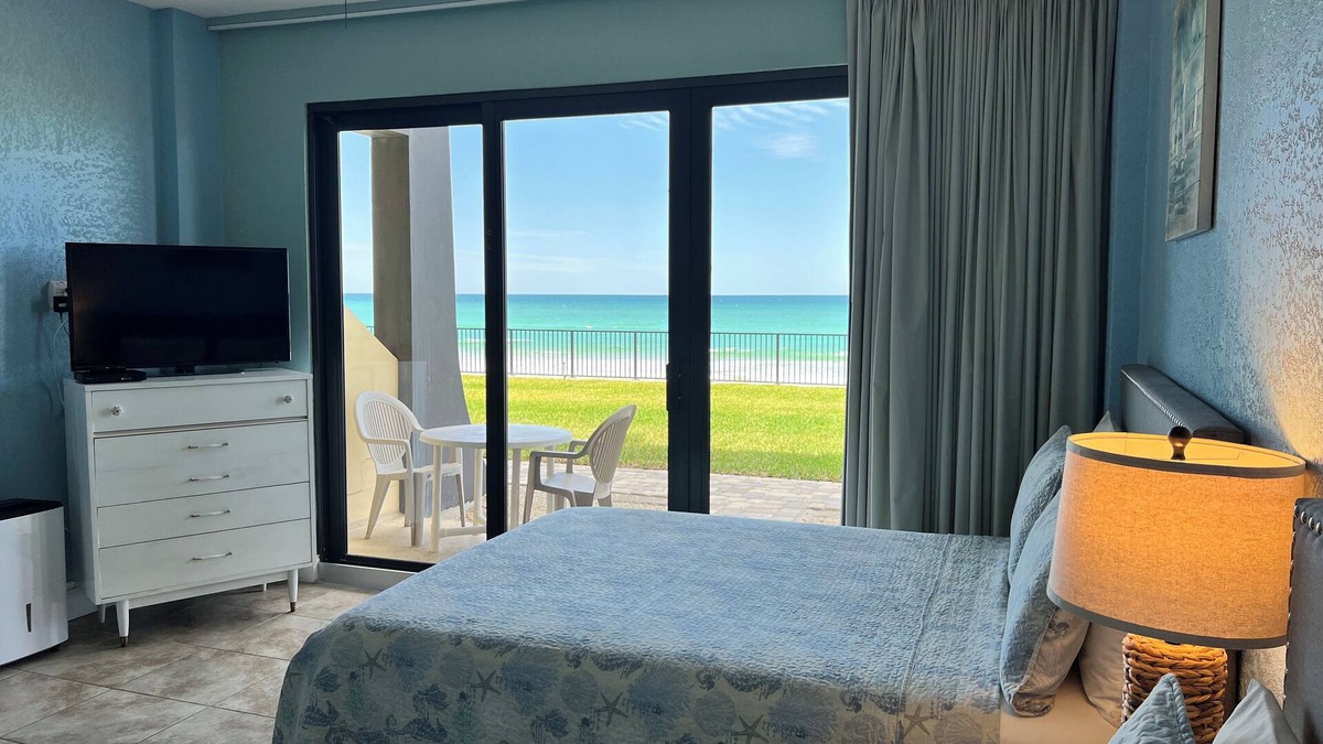 Daytona Beach Shores Resort | First Floor Private Paradise Ocean Front Studio FALL SALE! POOL OPEN!