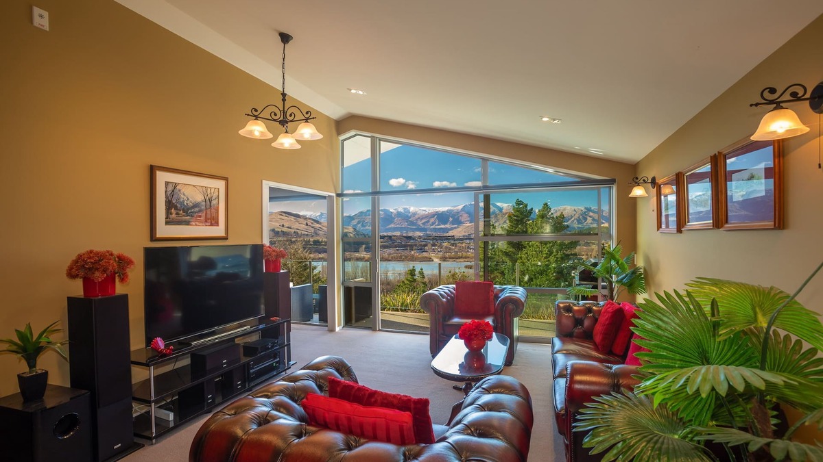 Frankton Apartment | First in the Sun. Quiet 1st floor apartment. Fantastic River and Mountain Views