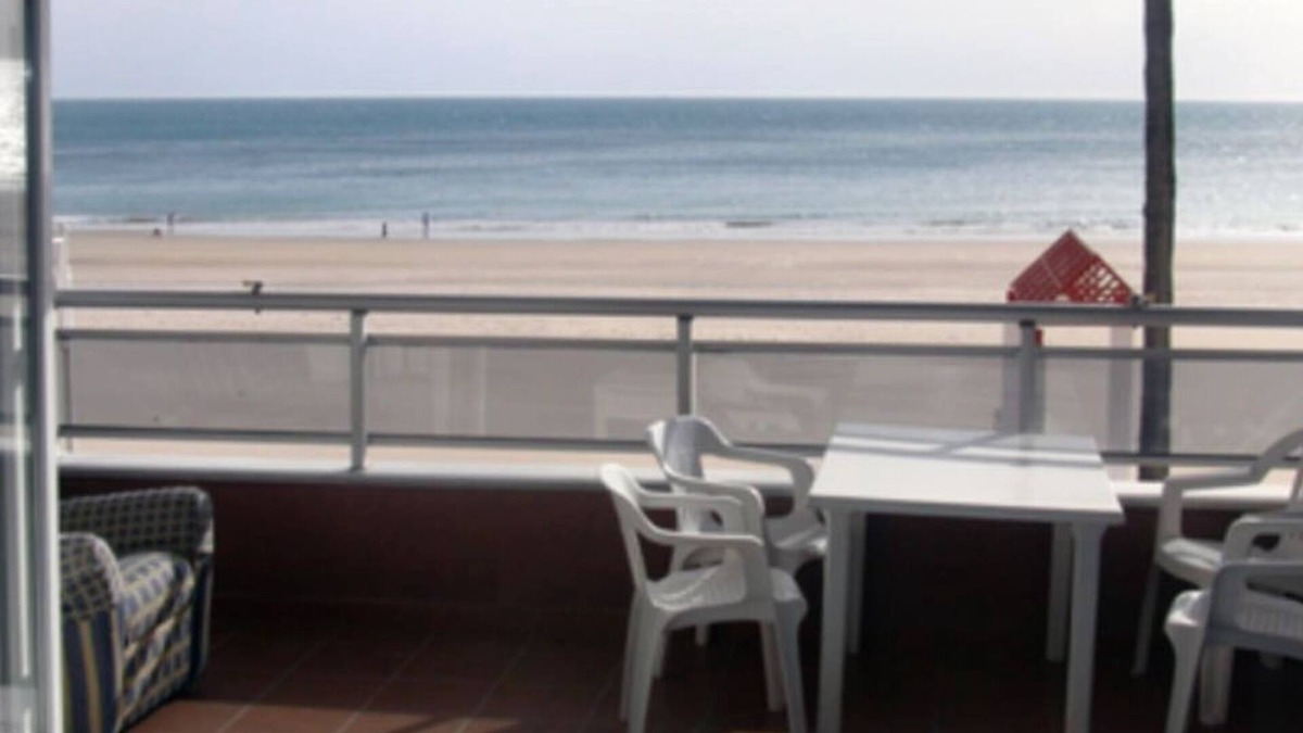 Cadiz Apartment | First line beach in Cádiz. Completely renovated in January 2017, brand new