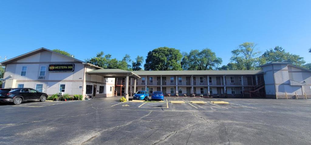 Caseyville Hotel | FIRST WESTERN INN