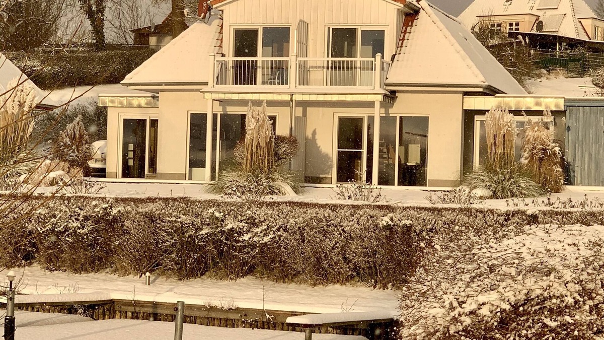 Bad Kleinen House | Fischerhus with boat, sauna and fireplace directly on the lake