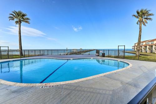 Harbor Oaks Apartment | Fish and Swim Waterfront Rockport Condo with Views!