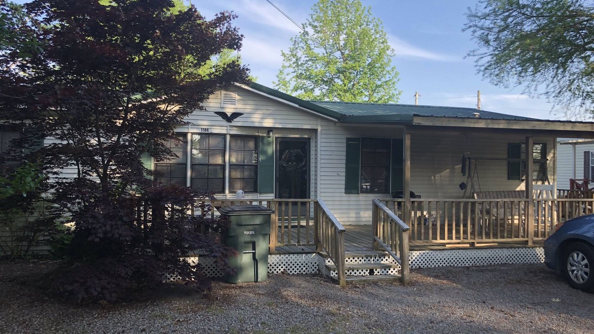 Hornbeak House | Fish cleaning station, screened porch, covered front porch, fire pit, 3 BR