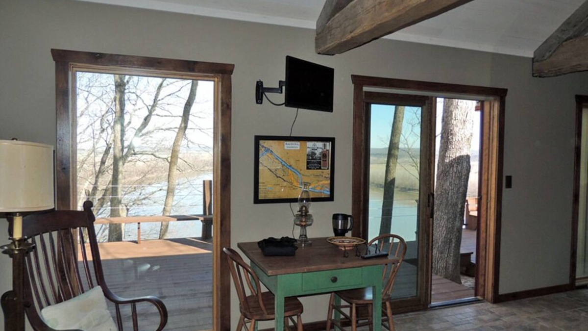 Treloar Bed & Breakfast | Fish Haus: charming cottage with breathtaking views of the Missouri River!
