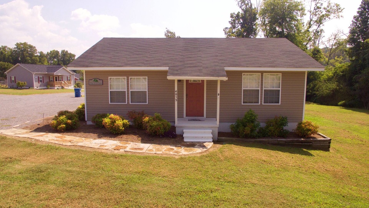 Guntersville Cabin | Fish & Play Lake Guntersville. 2BR/1BA Cabin Covered Boat Parking with Power