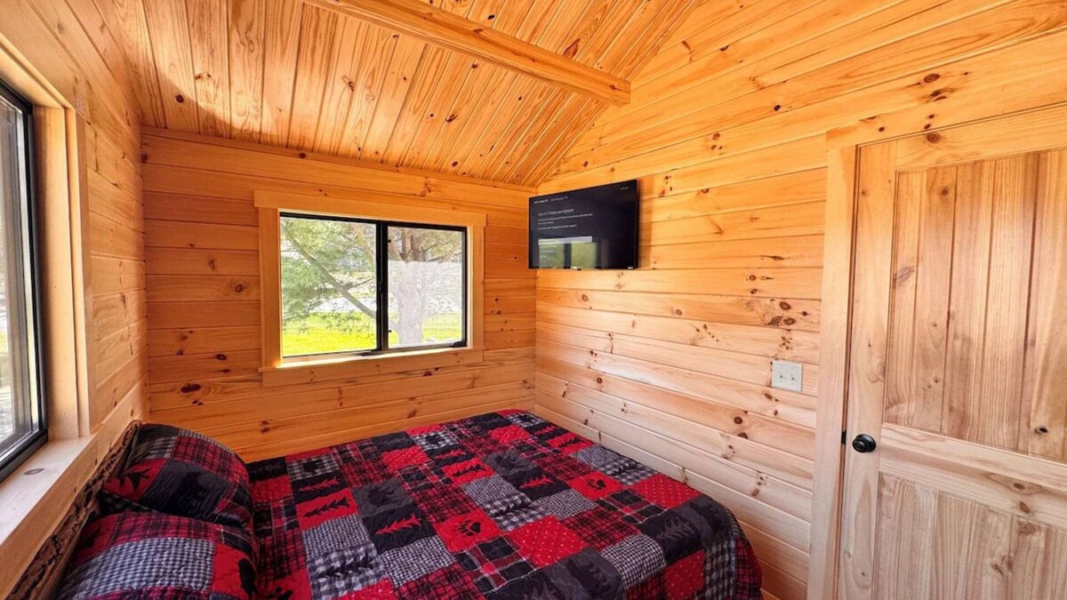 Ely Cabin | Fishdance Cabin, a Charming 2-bedroom cabin with AC, WiFi in brilliant Ely