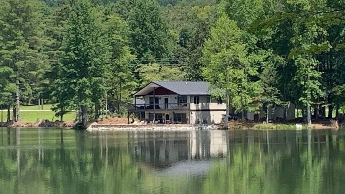 Helen Ski Chalet | Fisherman paradise on private lake 5 minutes from Helen